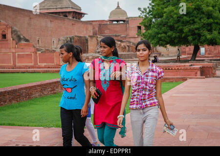 Indische Mädchen vorbei durch die Plaza des Jahangiri Mahal in Agra Fort. Stockfoto