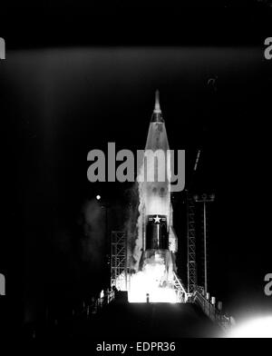 Dieses Bild zeigt die Einführung von Atlas ICBM von Pad 11 am 22. Juni 1961. Es ist ein bedeutendes Ereignis in der Geschichte der Raketenentwicklung während des Kalten Krieges. Stockfoto