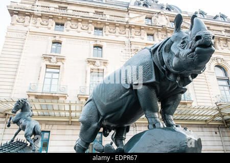 Eingang mit Rhinoceros ´Rhino´ Skulptur von Alfred Jacquemart, außen, Rhino, Museum, Musée d ' Orsay, Paris Stockfoto