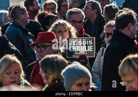 Genf, Schweiz. 8. Januar 2015. Schweizer Journalisten, Autoren und Mitglieder des internationalen PEN besuchen eine Mahnwache in Genfs Place de Neuve zur Solidarität mit den Opfern des Angriffs gegen Charlie Hebdo. Bildnachweis: Alistair Scott/Alamy Live-Nachrichten Stockfoto