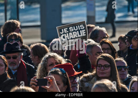 Genf, Schweiz. 8. Januar 2015. Schweizer Journalisten, Autoren und Mitglieder des internationalen PEN besuchen eine Mahnwache in Genfs Place de Neuve zur Solidarität mit den Opfern des Angriffs gegen Charlie Hebdo. Bildnachweis: Alistair Scott/Alamy Live-Nachrichten Stockfoto