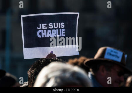 Genf, Schweiz. 8. Januar 2015. Detail eines Zeichens aufgehalten während eine Mahnwache in Genfs Place de Neuve zur Solidarität mit den Opfern des Angriffs gegen Charlie Hebdo. Bildnachweis: Alistair Scott/Alamy Live-Nachrichten Stockfoto