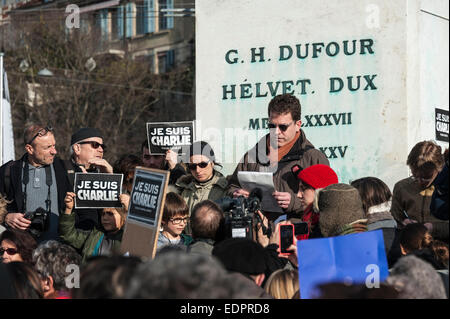 Genf, Schweiz. 8. Januar 2015. Schweizer Journalisten, Autoren und Mitglieder des internationalen PEN besuchen eine Mahnwache in Genfs Place de Neuve zur Solidarität mit den Opfern des Angriffs gegen Charlie Hebdo. Bildnachweis: Alistair Scott/Alamy Live-Nachrichten Stockfoto