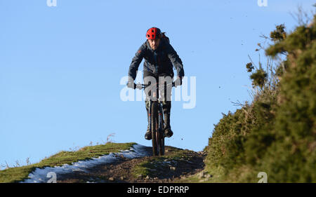 Biker Bike Mountainbike Radfahren im Winter auf der Long Mynd, Shropshire Hügel, Uk Bild von Sam Bagnall Stockfoto