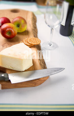 Käse vom Brett mit Äpfeln und Knäckebrot Kekse Stockfoto