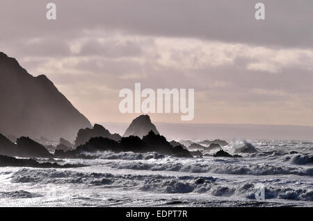 Clarach, Aberystwyth, Wales, UK. 8. Januar 2015. UK-Wetter. Sturm Surfen aus dem Atlantischen Ozean stürzt an Land in Clarach Bucht in der Nähe von Aberystwyth, Wales, UK mehr schlechtes Wetter zu rechnen ist - 01.08.2015 Credit: John Gilbey/Alamy Live News Stockfoto