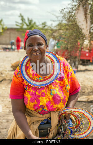 Traditionell gekleidete afrikanische Frau vom Stamm Masai Ware zu verkaufen Stockfoto