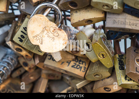 Schlüssel, Schlösser, Liebe, Partner, zart, Vorhängeschloss, zusammenfügen, Leidenschaft, leidenschaftlich, Herzen, Romantik, befestigt, gesperrt, Geländer, Paris Stockfoto