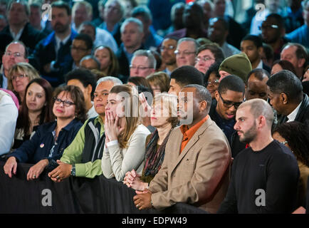 Wayne, Michigan - Teil der Menschenmenge wartete für Präsident Barack Obama im Ford Michigan Montagewerk zu sprechen. Stockfoto