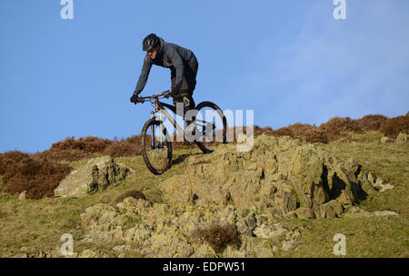 Biker Bike Mountainbike Radfahren im Winter auf der Long Mynd, Shropshire Hügel, Uk Bild von Sam Bagnall Stockfoto