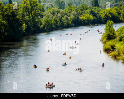 Kajaks und Kanus auf dem Fluss Dordogne in La Roque-Gageac. Stockfoto