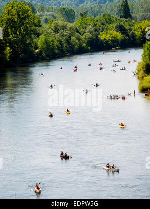 Kajaks und Kanus auf dem Fluss Dordogne in La Roque-Gageac. Stockfoto