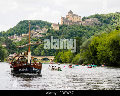 Ein Touristenboot auf Französisch genannt "Gabare", links, zusammen mit Kajaks und Kanus auf dem Fluss Dordogne bei Castelnaud-la-Chapelle Stockfoto