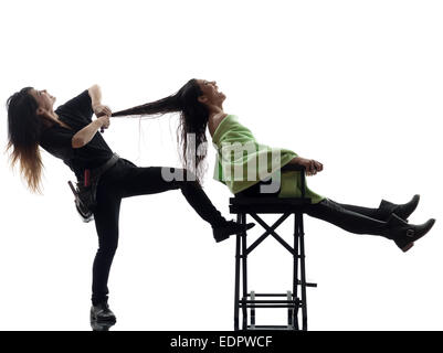 Frau und Friseur in der Silhouette auf weißem Hintergrund Stockfoto