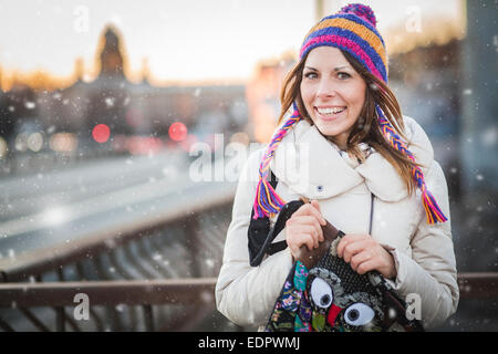 Jayfull junge Frau auf Bokeh Stadtlandschaft Stockfoto