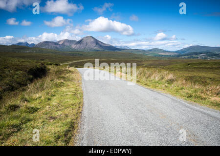 Die Hauptstraße nach Elgol auf der Isle Of Skye, Schottland, UK, mit Red Cuillin Berge im Hintergrund Stockfoto