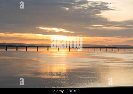 Tay Schiene Brücke Fluss goldenen Sonnenuntergang Mündung Dundee Stockfoto