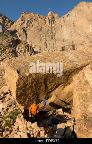 Eine männliche Bergsteiger immer bereit, Longs Peak, Rocky Mountain Nationalpark, Estes Park, Colorado zu klettern. Stockfoto