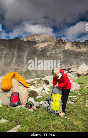 Eine Frau, camping in der Gletscherschlucht, Rocky Mountain Nationalpark, Estes Park, Colorado. Stockfoto