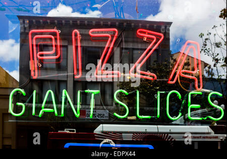 Speichern Sie, Verkauf von riesigen Scheiben der Pizza in der Innenstadt von San Diego, Kalifornien, USA Stockfoto