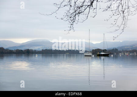 Segelboote auf See Windemere in den frühen Morgenstunden - Cumbria, England Stockfoto