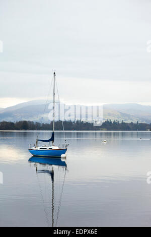 Segelboot auf See Windemere in den frühen Morgenstunden - Cumbria, England Stockfoto