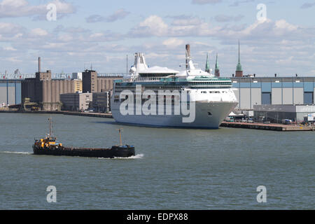 Das Boskalis Terramare-Schiff Uranus im Hafen von Helsinki mit "Vision of the Seas" vertäut im Hintergrund. Stockfoto