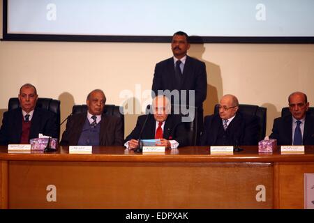 Kairo, Ägypten. 8. Januar 2015. Ayman Abbas (C), Leiter der ägyptischen Supreme Wahlausschuss, spricht zu den Medien während einer Pressekonferenz in Kairo, Ägypten, 8. Januar 2015. Die Behörden des Landes Wahl am Donnerstag sagte Parlamentswahlen vom März 21, 7 Mai halten sollen. © Ahmed Gomaa/Xinhua/Alamy Live-Nachrichten Stockfoto