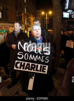 Nottingham, UK. 8. Januar 2015. Nous Sommes Charlie. NUJ Unterstützung für die Minuten Stille für die 12 Journalisten tot beschossen die Paris anhand 7. Januar 2015 an Brian Clough Statue in Nottingham.Nottingham Zweig Stuhl Diana Peasey Kredit Magazin: Pete Jenkins/Alamy Live News Stockfoto