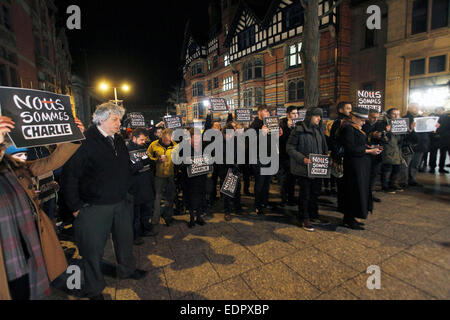 Nottingham, UK. 8. Januar 2015. Nous Sommes Charlie. Unterstützung für die Minuten Stille für die 12 Journalisten tot beschossen die Paris anhand 7. Januar 2015 an Brian Clough Statue in Nottingham zur Unterstützung von Charlie Hebdo Credit Magazin: Pete Jenkins/Alamy Live News Stockfoto