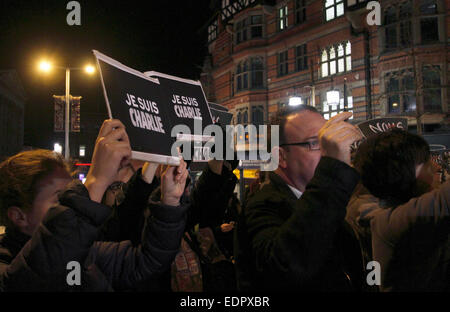 Nottingham, UK. 8. Januar 2015. Nous Sommes Charlie. Unterstützung für die Minuten Stille für die 12 Journalisten tot beschossen die Paris anhand 7. Januar 2015 an Brian Clough Statue in Nottingham zur Unterstützung von Charlie Hebdo Credit Magazin: Pete Jenkins/Alamy Live News Stockfoto