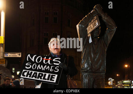 Nottingham, UK. 8. Januar 2015. Nous Sommes Charlie. NUJ Unterstützung für die Minuten Stille für die 12 Journalisten tot beschossen die Paris anhand 7. Januar 2015 an Brian Clough Statue in Nottingham.Nottingham Zweig Stuhl Diana Peasey Kredit Magazin: Pete Jenkins/Alamy Live News Stockfoto