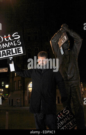 Nottingham, UK. 8. Januar 2015. Nous Sommes Charlie.  | Mann aus links Lion Unterstützung für die Minuten Stille für die 12 Journalisten tot beschossen die Paris anhand 7. Januar 2015 an Brian Clough Statue in Nottingham zur Unterstützung von Charlie Hebdo Credit Magazin: Pete Jenkins/Alamy Live News Stockfoto