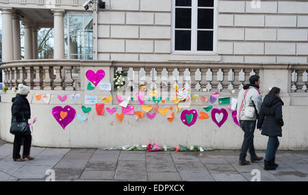 Blumen zur Erinnerung an Charlie Hebdo Magazin Massaker Ruhe gelegt. Stockfoto