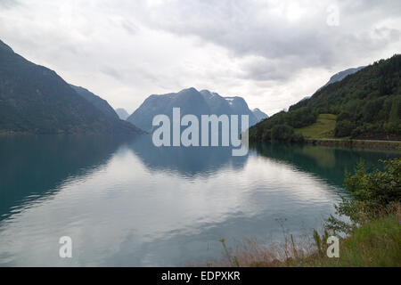 Blick über ein norwegischer fjord Stockfoto
