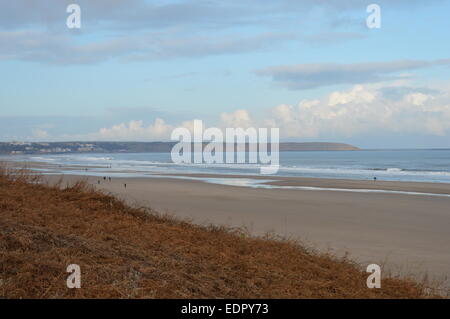 Filey Bucht von Hunmanby Lücke mit Vordergrund Laub. Menschen wandern mit Hund am Strand direkt am Meer Stockfoto