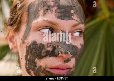 Frau im Schlamm-Maske Stockfoto