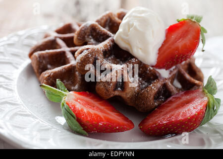 Belgische Waffeln mit Vanille-Eis und Erdbeeren Stockfoto