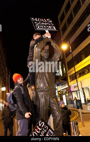 Altmarkt, Nottingham, UK Donnerstag, 8. Januar 2015. Menschen versammeln sich für eine "Je Suis Charlie" und "Nous Sommes Tous Charlie" Mahnwache an Brian Clough-Statue auf dem alten Marktplatz in Nottingham in Erinnerung an die 12 Tote bei Angriff auf Paris Büro von Charlie Hebdo am 7. Januar 2015.  Bildnachweis: Mark Richardson/Alamy Live-Nachrichten Stockfoto