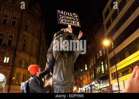 Altmarkt, Nottingham, UK Donnerstag, 8. Januar 2015. Menschen versammeln sich für eine "Je Suis Charlie" und "Nous Sommes Tous Charlie" Mahnwache an Brian Clough-Statue auf dem alten Marktplatz in Nottingham in Erinnerung an die 12 Tote bei Angriff auf Paris Büro von Charlie Hebdo am 7. Januar 2015.  Bildnachweis: Mark Richardson/Alamy Live-Nachrichten Stockfoto