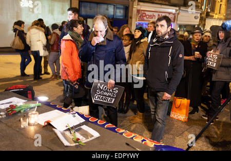 Altmarkt, Nottingham, UK Donnerstag, 8. Januar 2015. Menschen versammeln sich für eine "Je Suis Charlie" und "Nous Sommes Tous Charlie" Mahnwache an Brian Clough-Statue auf dem alten Marktplatz in Nottingham in Erinnerung an die 12 Tote bei Angriff auf Paris Büro von Charlie Hebdo am 7. Januar 2015.  Bildnachweis: Mark Richardson/Alamy Live-Nachrichten Stockfoto