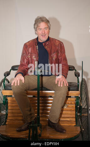 Excel, London Docklands, UK. 8. Januar 2015. Die London Classic Car Show läuft vom 8. bis zum 11. Januar und verfügt über eine einzigartige Motorsport Start-und Landebahn, wo Sterne Autos sind Feuer und Flamme und getrieben. Top Gear James Mai präsentiert seine "Autos, dass die Welt verändert", einschließlich der Mercedes-Benz-Patent-Motorwagen. Bildnachweis: Malcolm Park Leitartikel/Alamy Live-Nachrichten Stockfoto