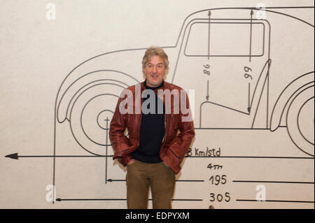 Excel, London Docklands, UK. 8. Januar 2015. Die London Classic Car Show läuft vom 8. bis zum 11. Januar und verfügt über eine einzigartige Motorsport Start-und Landebahn, wo Sterne Autos sind Feuer und Flamme und getrieben. Top Gear James Mai präsentiert seine "Autos, verändert die Welt". Bildnachweis: Malcolm Park Leitartikel/Alamy Live-Nachrichten Stockfoto