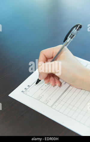 Frau Hand mit Stift, Bewerbung ausfüllen Stockfoto