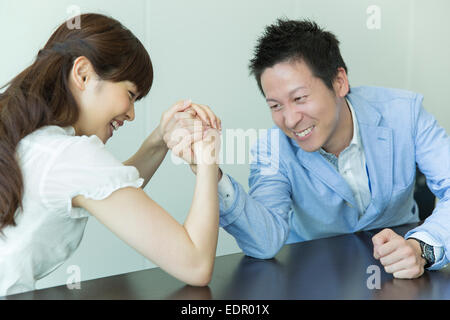 Frau und Mann Armdrücken Stockfoto