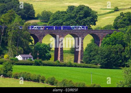 Northern Rail Sprinter Zug. Trocken Sie Beck Viadukt in der Nähe von Armathwaite Settle Carlisle Railway Line Eden Valley Cumbria England UK Stockfoto