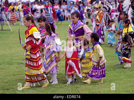 Junge Mädchen in Jingle Kleider Teilnahme an ein Powwow auf Manitoulin Island, Ontario, Kanada statt. Stockfoto