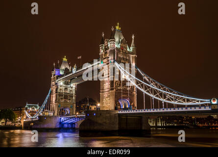 Nachtansicht der Tower Bridge, London, UK Stockfoto