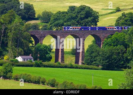 Northern Rail Sprinter Zug. Trocken Sie Beck Viadukt in der Nähe von Armathwaite Settle Carlisle Railway Line Eden Valley Cumbria England UK Stockfoto