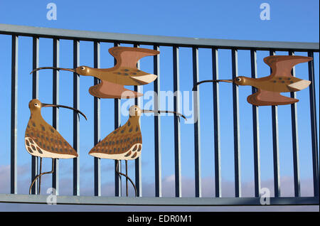 Teil des Kunstwerks für die Seeschwalbe Projekt auf Morecambe Promenade zeigen Vögel im Flug und auf Boden am Geländer. Stockfoto